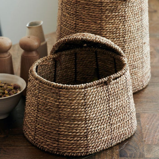 Innenansicht des House Doctor Korbs Rama mit geflochtener Struktur