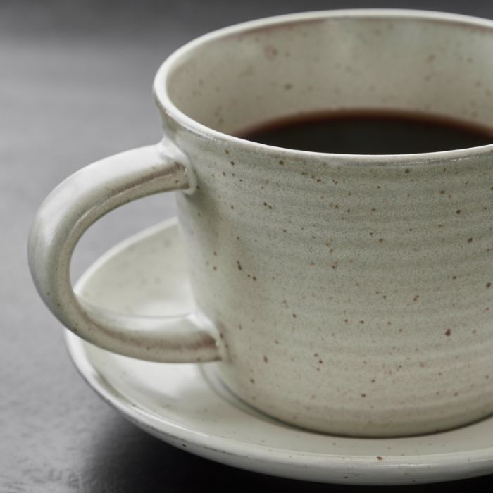 Detailaufnahme der Glasur und des Henkels der Pion-Kaffeetasse mit Unterteller