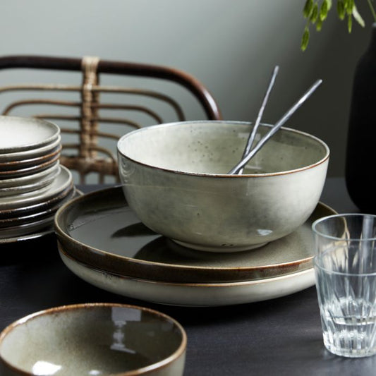 Gedeckter Tisch mit grauer Lake-Schüssel von House Doctor