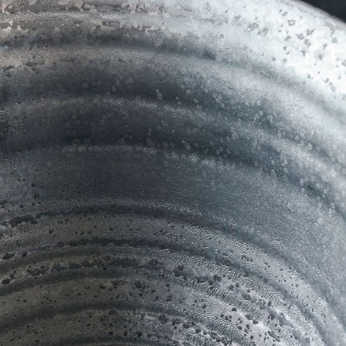 Detailaufnahme der rauen Effektglasur der Schüssel Pion