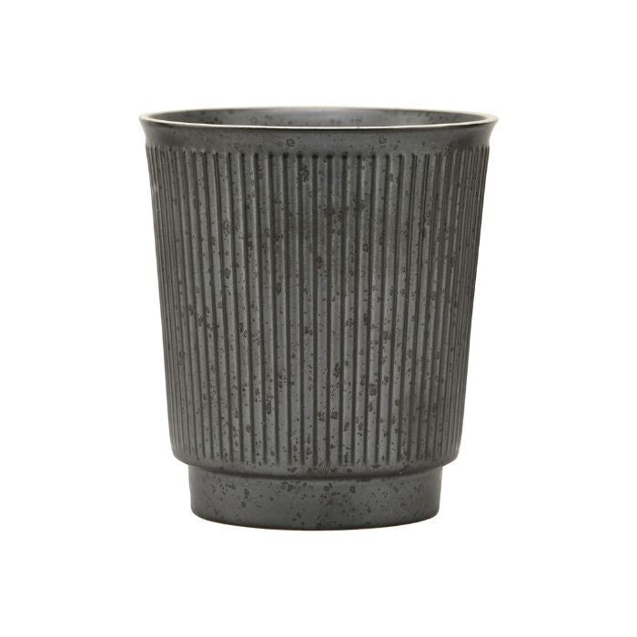 Steingut-Tasse Berica in Schwarz von House Doctor mit geriffeltem Design