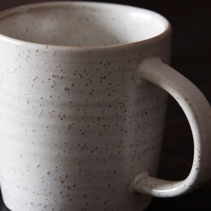 Detailaufnahme der gesprenkelten Oberfläche der Pion Tasse