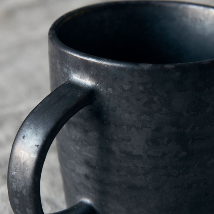 Detailaufnahme der matten oxidierten Glasur der Tasse