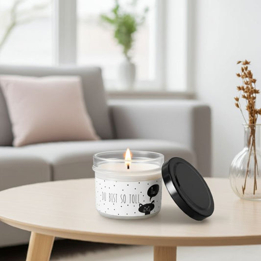 Statement Kerze im Glas – Du bist so toll Miau auf einem Tisch in Ambiente