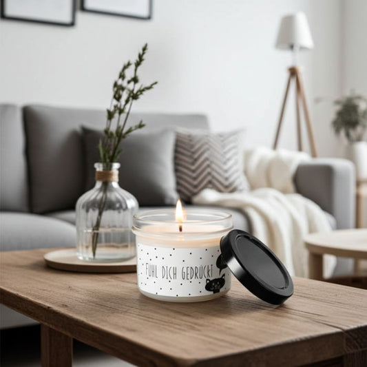 Statement Kerze im Glas – Fühl dich gedrückt auf einem Tisch in Ambiente Stimmung