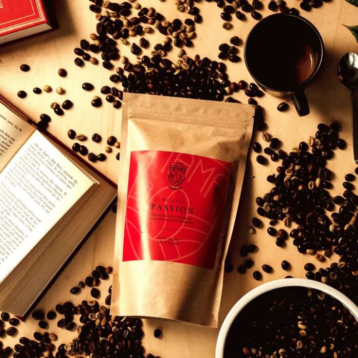 Vorderseite des wiederverschließbaren Beutels M’AMA Passion Kaffee