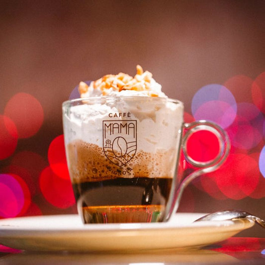 Nahaufnahme mit frisch zubereitetem M’AMA Passion Arabica Kaffee