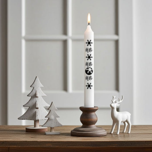 Stabkerze HO HO HO mit Weihnachtsdeko und festlicher Stimmung