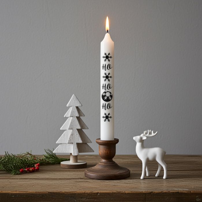 Stabkerze HO HO HO in weihnachtlicher Tischdekoration mit Tannenzweigen