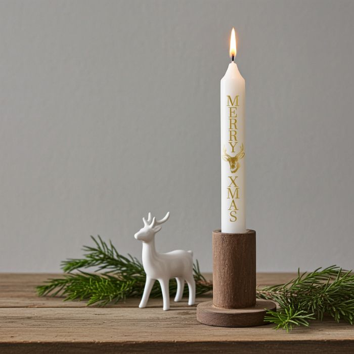 Stilvolle Weihnachtsdekoration mit Stabkerze Merry XMAS und Hirschkopf - skandinavisch inspiriert von Mekea
