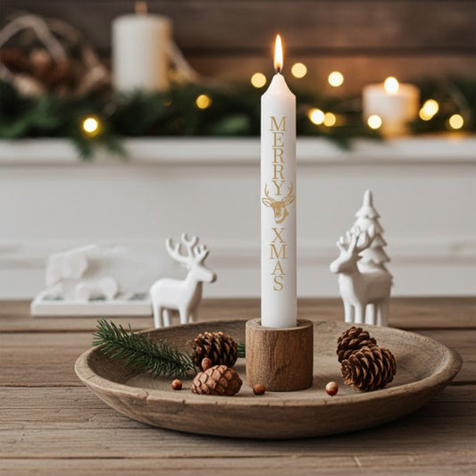 Weihnachtlich gedeckter Tisch mit Stabkerze Merry XMAS und Hirschmotiv - exklusives Design von Mekea