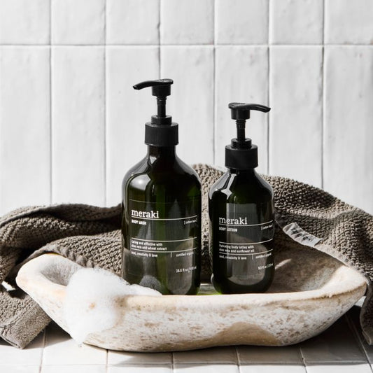 Meraki Body Wash Cotton Haze dekorativ im Badezimmer platziert