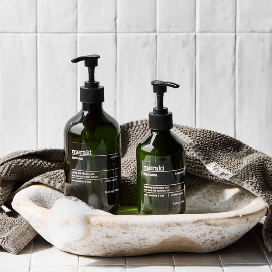 Meraki Bodylotion Cotton Haze dekorativ im Badezimmer platziert