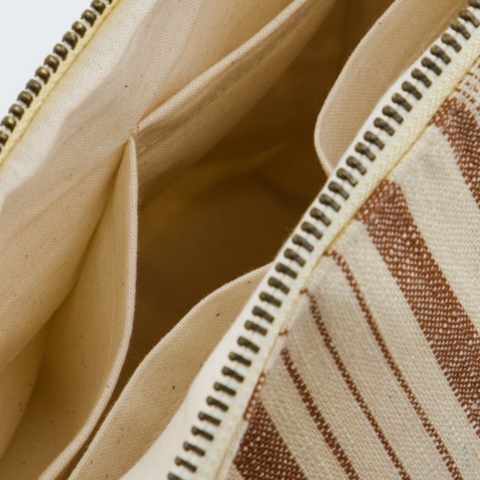Offene Meraki Kosmetiktasche mit Einblick ins Innenfutter