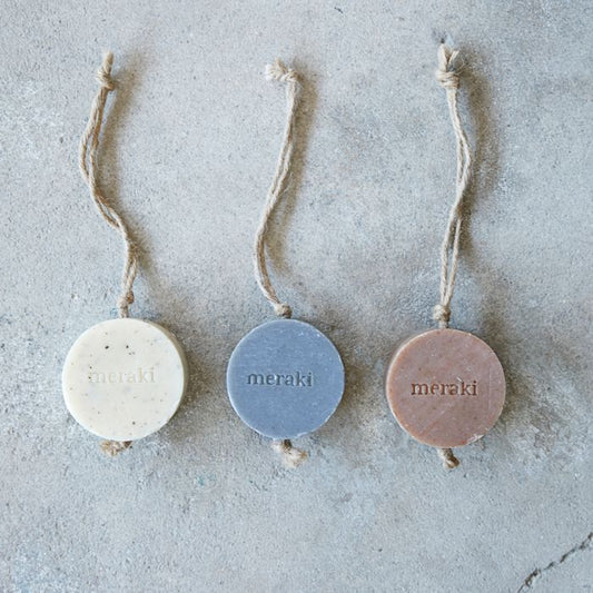 Meraki Seife am Seil hängt stilvoll am Haken im Badezimmer