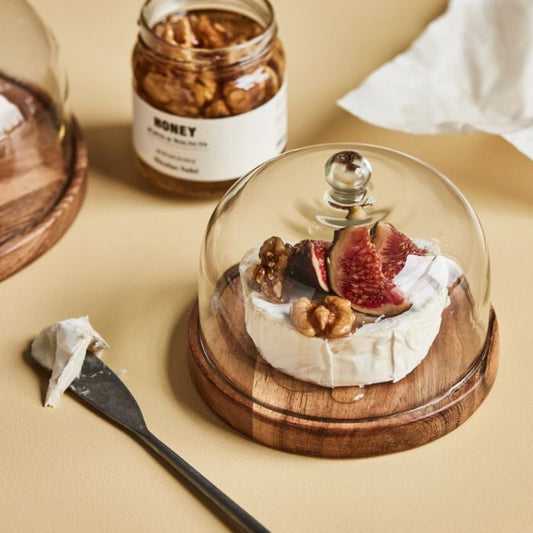 Nicolas Vahé Käseglocke auf Tisch mit stilvoller Käsepräsentation