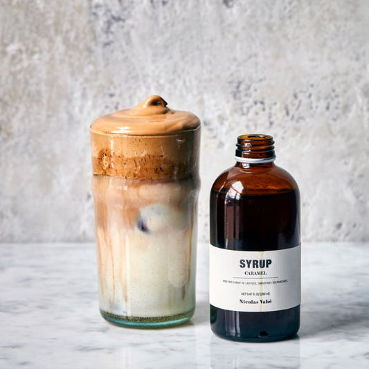 Nahaufnahme Nicolas Vahé Karamellsirup mit Karamellfarbe