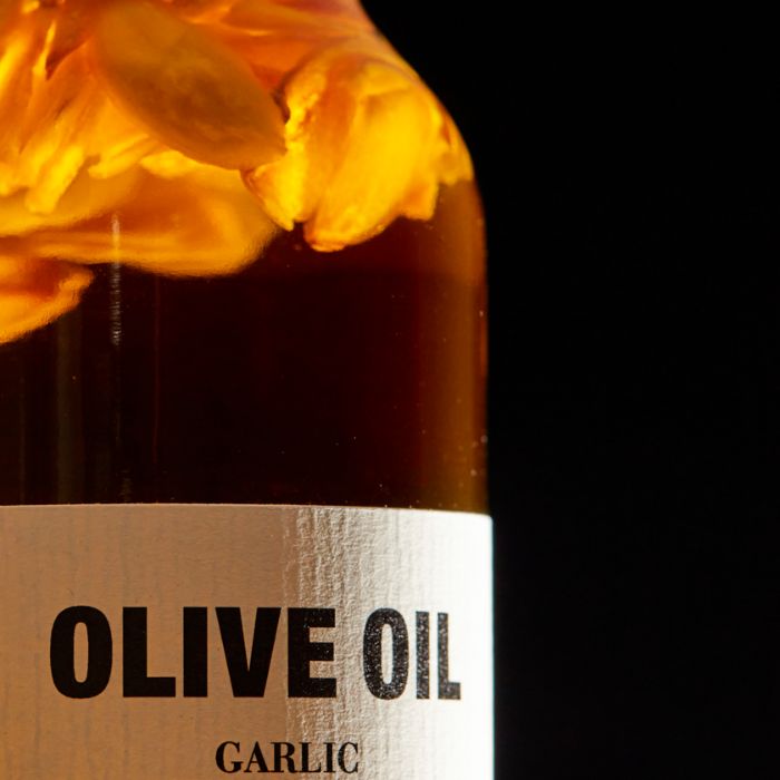 Würziges Olivenöl aus Spanien mit intensivem Knoblaucharoma