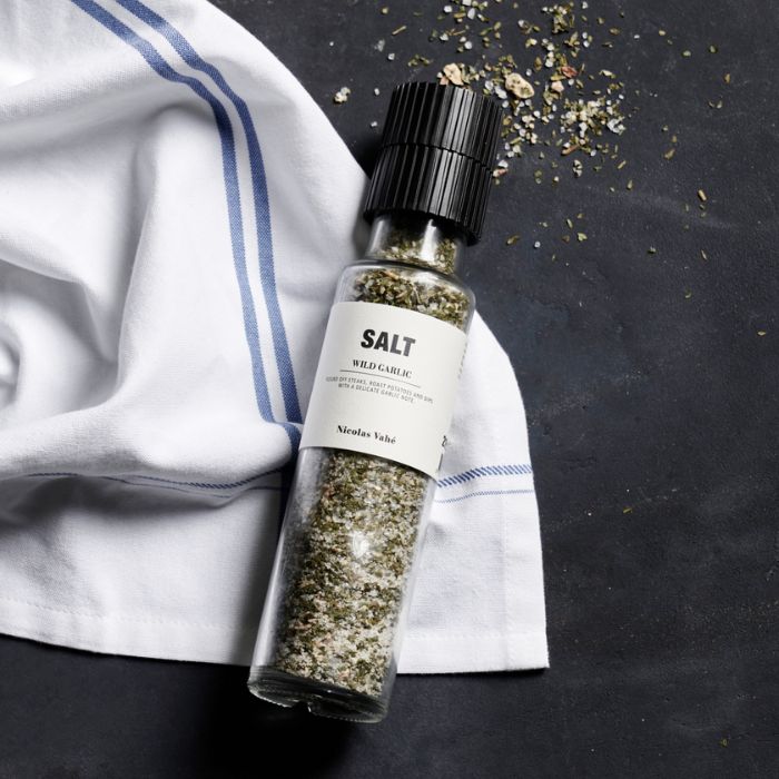 Nicolas Vahé - Salz mit wildem Knoblauch als dekoratives Küchendetail