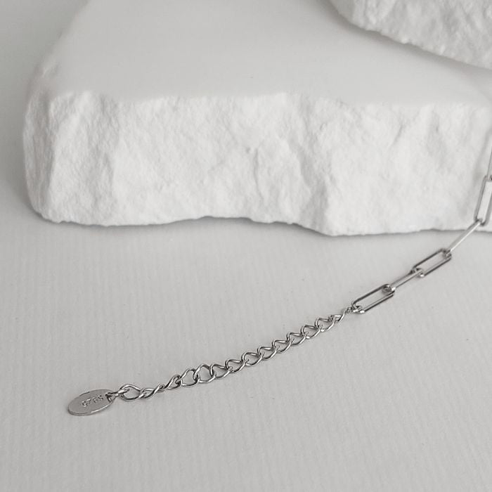 Armband „Messina“ mit Süsswasserperlen am Handgelenk getragen