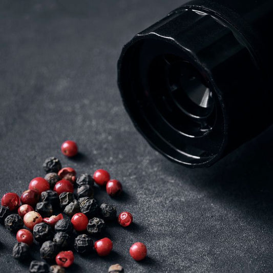 Pfeffermühle mit schwarzem und rosa Pfeffer von Nicolas Vahé