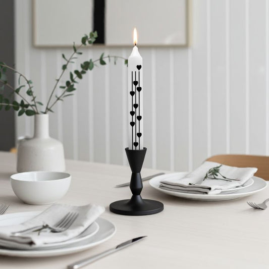Mekea Stabkerze Herzstreifen Weiß 21 cm handveredelt - Ambiente mit Kerze in einem schwarzen Kerzenständer