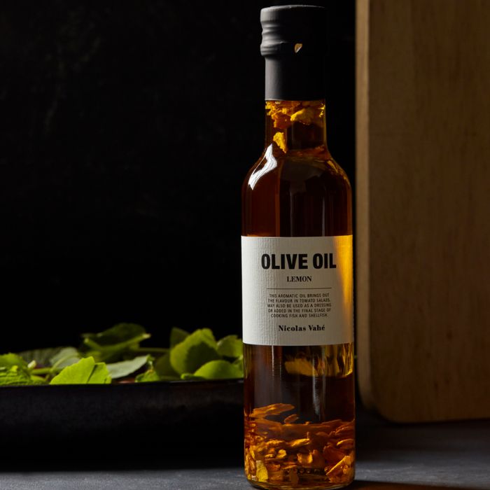 Aromatisiertes Olivenöl mit Zitronenaroma und Zitronenschale