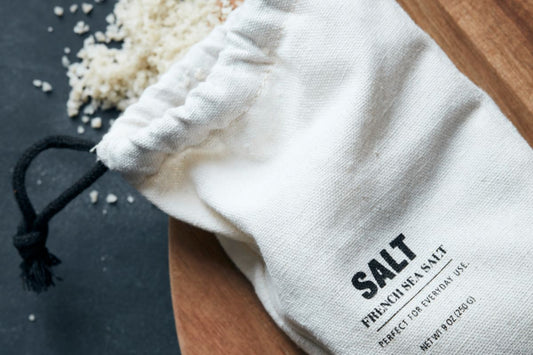 Detailaufnahme eines naturbelassenen Gourmet-Salzes von Nicolas Vahé mit stilvoller Verpackung