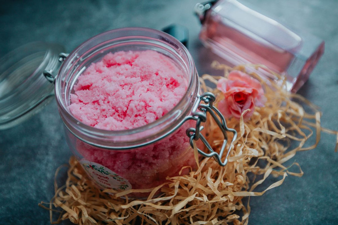 Zutaten für DIY Body Scrub: Zucker, Kokosöl und ätherische Öle