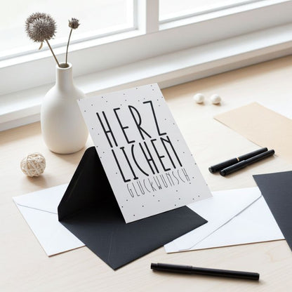 Minimalistische Grusskarte mit Briefumschlag mit Herzlichen Glückwunsch zum Geburtstag, oder als Glückwunsch zur Geburt. 