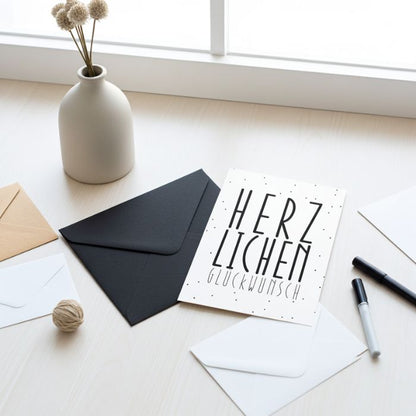 Minimalistische Grusskarte mit Briefumschlag mit Herzlichen Glückwunsch zum Geburtstag, oder als Glückwunsch zur Geburt. 
