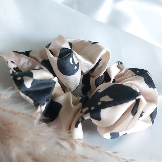 Cremfarbener Scrunchie mit schwarzem Akzent