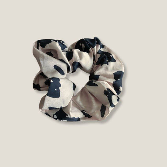 Cremfarbener Scrunchie mit schwarzem Akzent