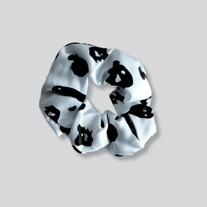 Weisser Scrunchie mit schwarzem Akzent