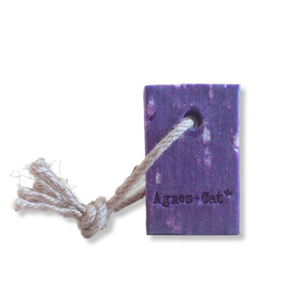 Agnes & Cat Seife an einem Seil Pfingstrose – vegane Naturseife handgemacht