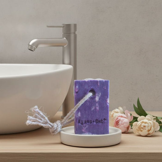 Agnes & Cat Seife an einem Seil Pfingstrose – vegane Naturseife handgemacht in Ambiente Stimmung