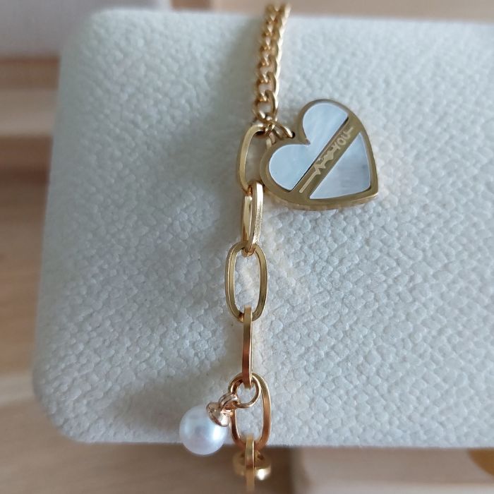 Vergoldetes Armband mit Harz-Herz und Perle im Detail