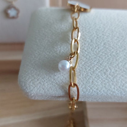 Vergoldetes Armband mit Harz-Herz und Perle im Detail