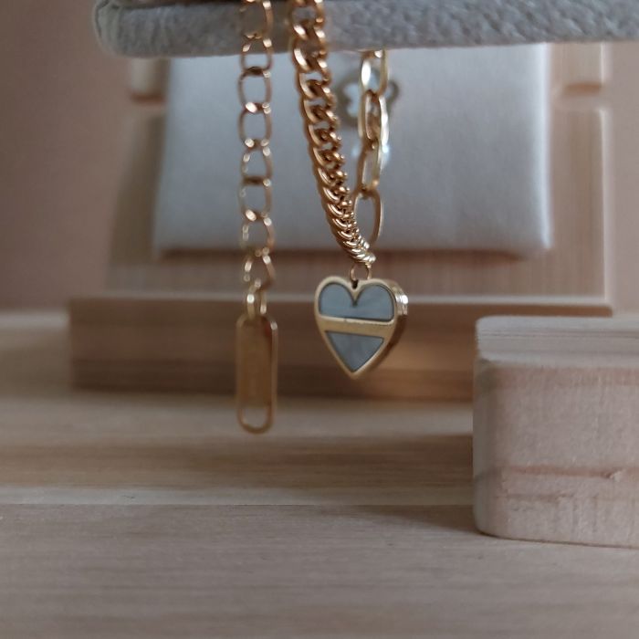 Vergoldetes Armband mit Harz-Herz und Perle im Detail