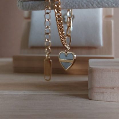 Vergoldetes Armband mit Harz-Herz und Perle im Detail