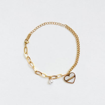 Vergoldetes Armband mit Harz-Herz und Perle im Detail