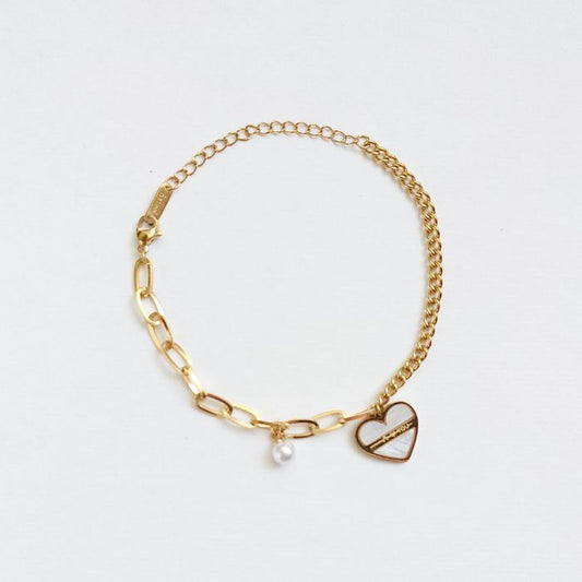 Vergoldetes Armband mit Harz-Herz und Perle im Detail
