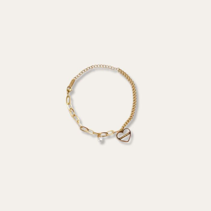 Vergoldetes Armband mit Harz-Herz und Perle im Detail