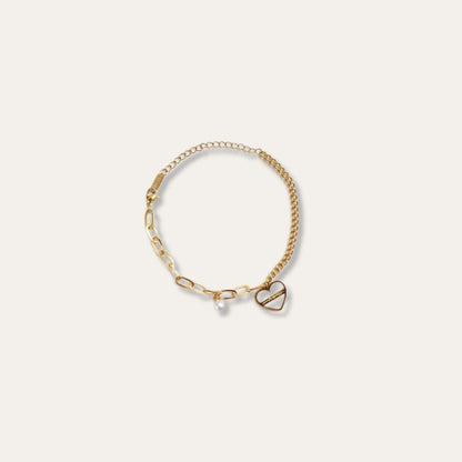 Vergoldetes Armband mit Harz-Herz und Perle im Detail