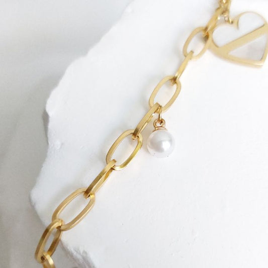 Vergoldetes Armband mit Harz-Herz und Perle im Detail
