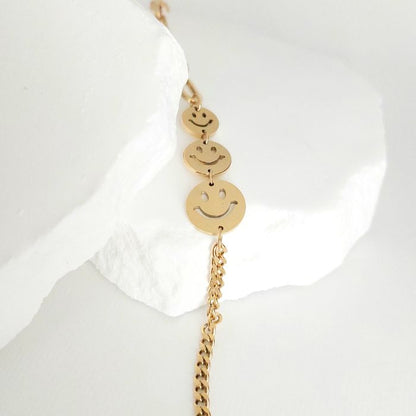 Detailaufnahme vom Armband Happy Vibes mit Gesichter-Anhängern