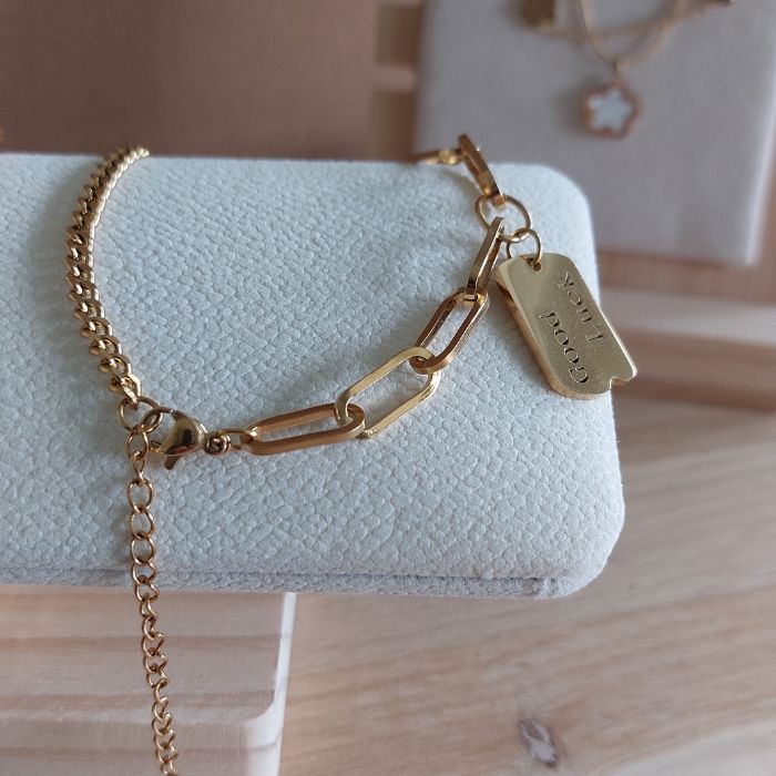 Vergoldetes Armband mit „Good Luck“-Anhänger aus Edelstahl