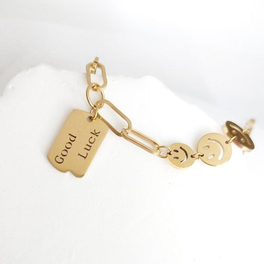 Vergoldetes Armband mit „Good Luck“-Anhänger aus Edelstahl