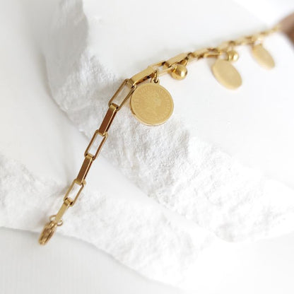 Detailansicht Armband Linda mit Münzanhängern