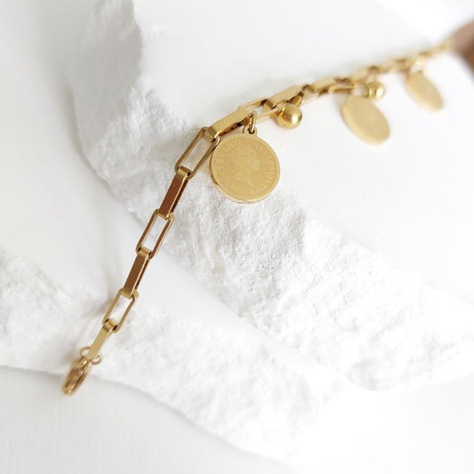 Detailansicht Armband Linda mit Münzanhängern